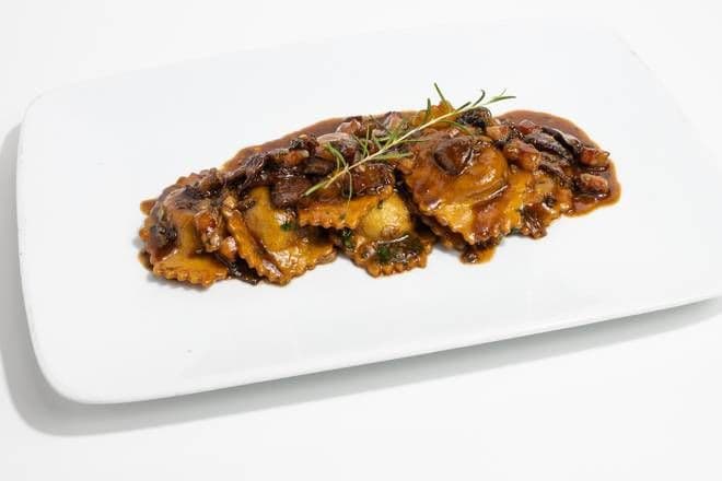 Ravioli Di Manzo Brasato Con Porcini, Pancetta, Azione Di Vitello E Olio Di Tartufo