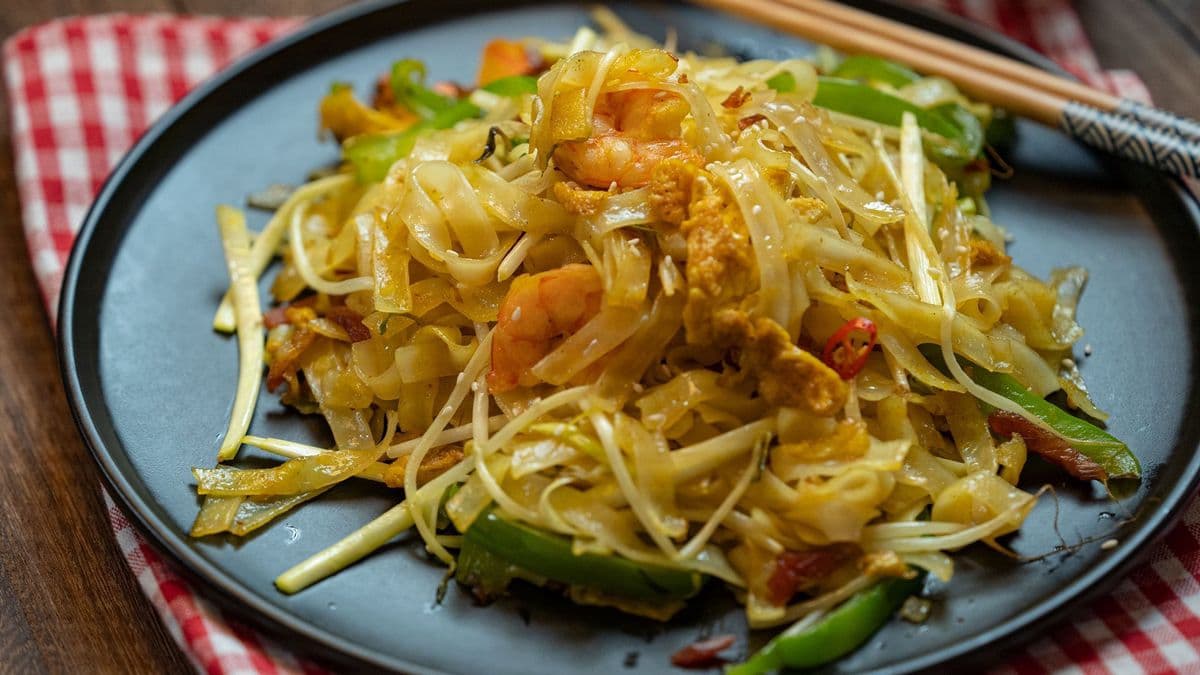 Pan Fried Flat Rice Noodles in Curry with Shrimp & Meat / 炒貴刁