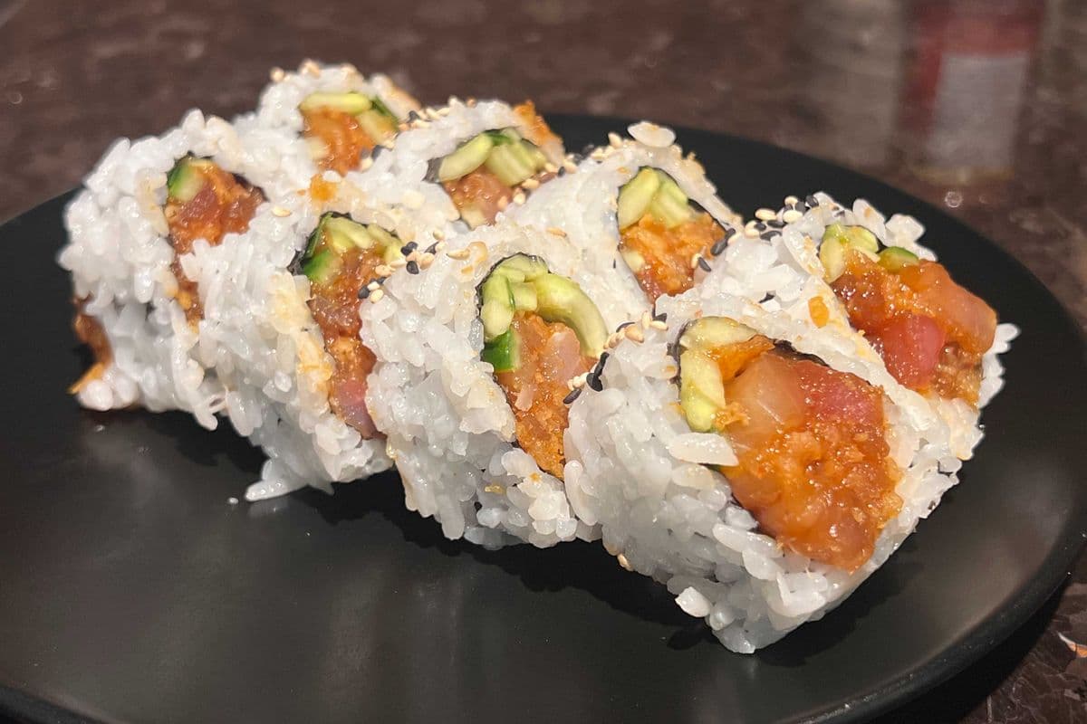 Spicy Salmon Roll (8 pcs)