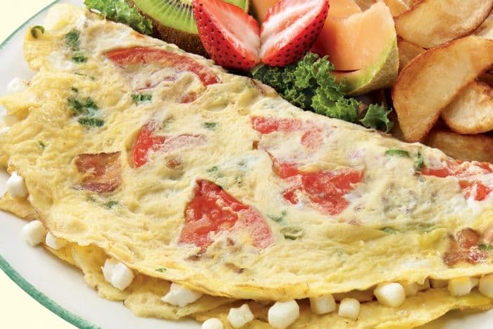 Omelette tomates, bacon et chèvre