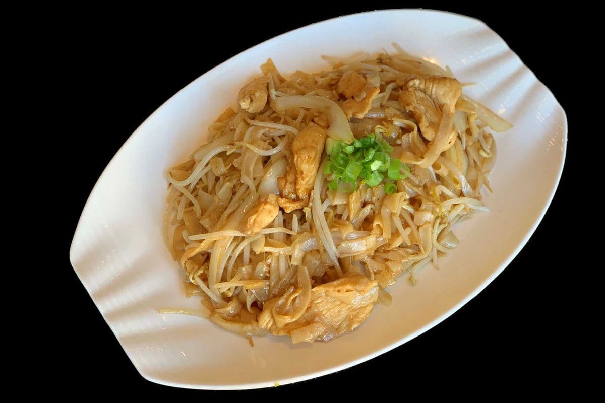 37. Fried Rice Noodle with Bean Sprouts and Chicken