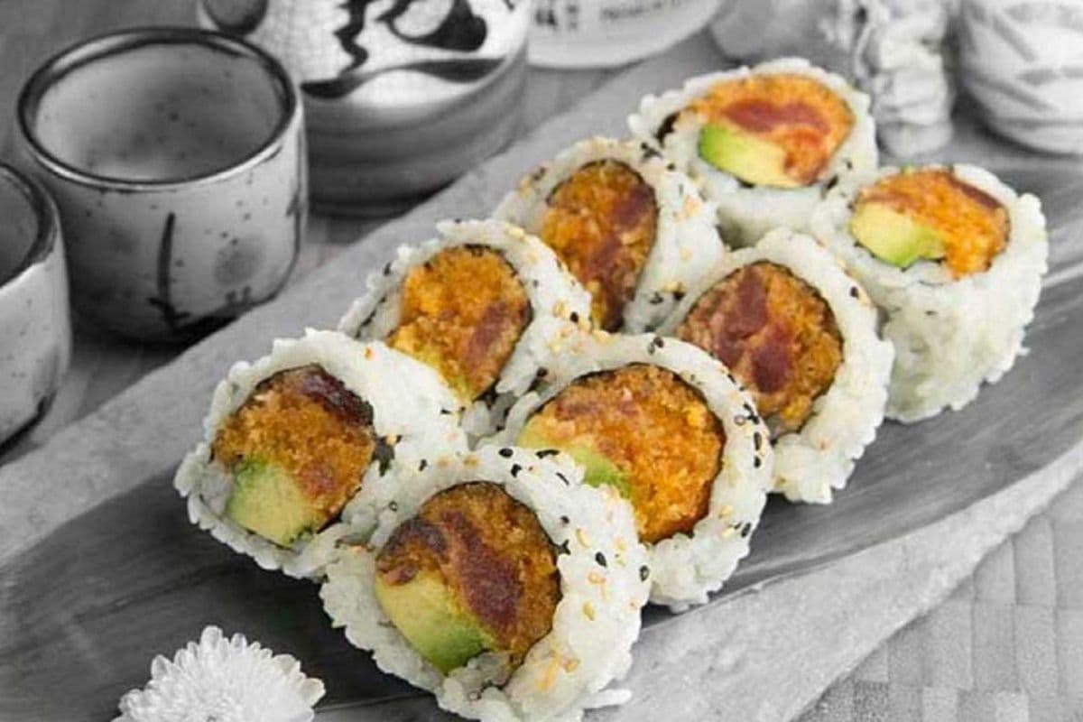 Spicy Salmon Tuna & Avocado Maki (6 pcs)