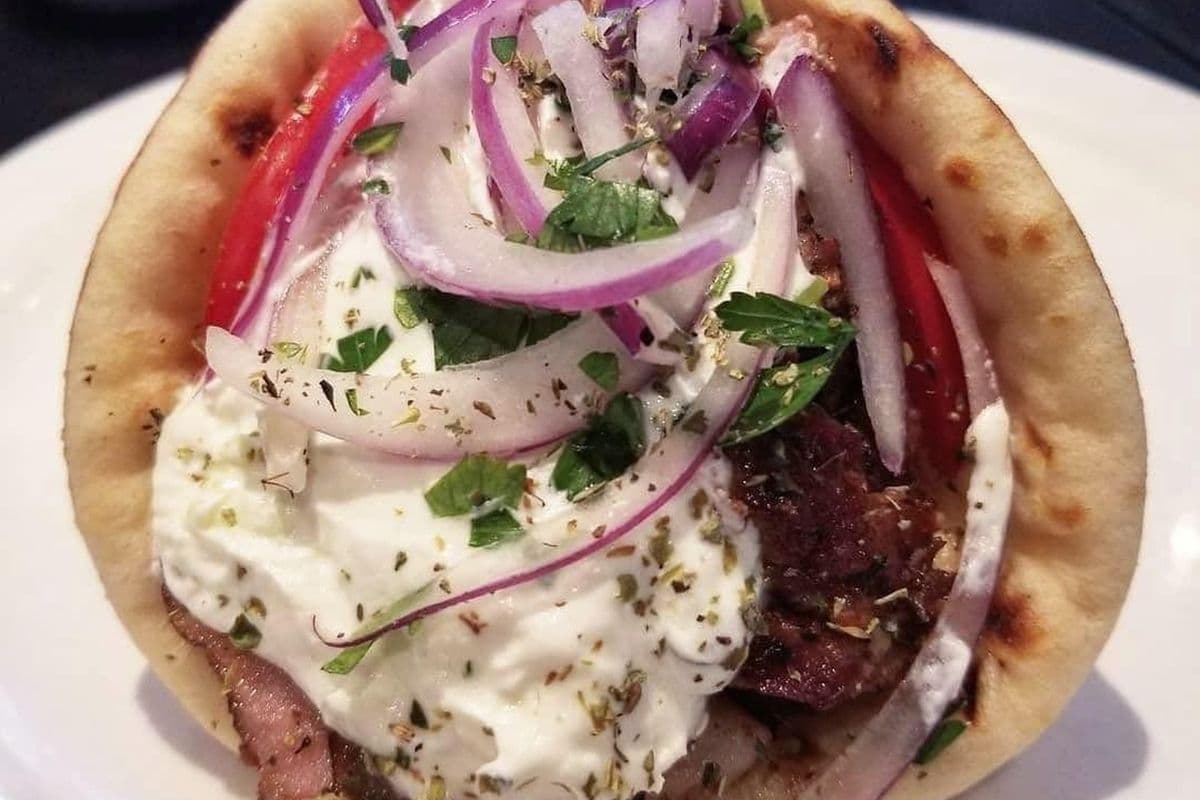 Souvlaki sur pita / Souvlaki on Pita