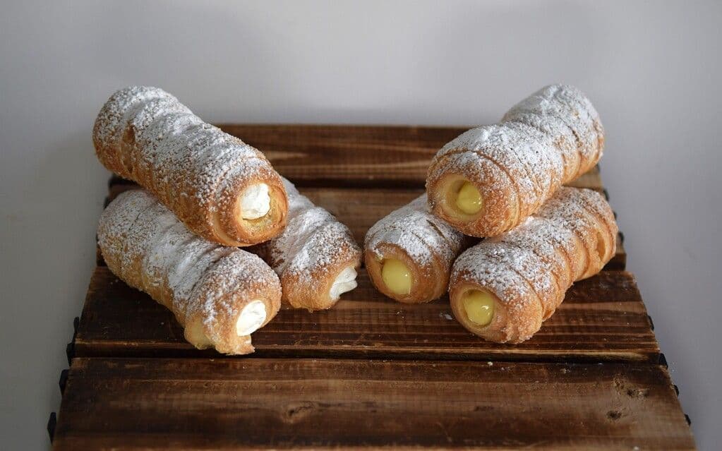 BOX OF 6 ASSORTED CREAM HORNS