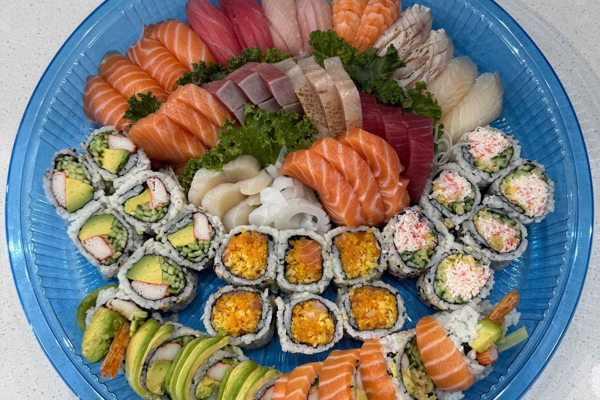 P2. Assorted Sushi, Sashimi, and Roll (60 pcs) 刺身+壽司+卷拼盤
