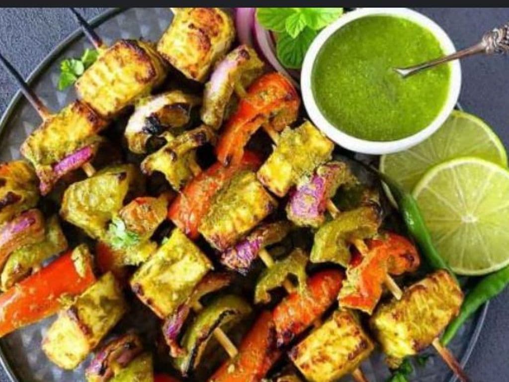 YELLOW CHILLI PANEER TIKKA (6PCS)