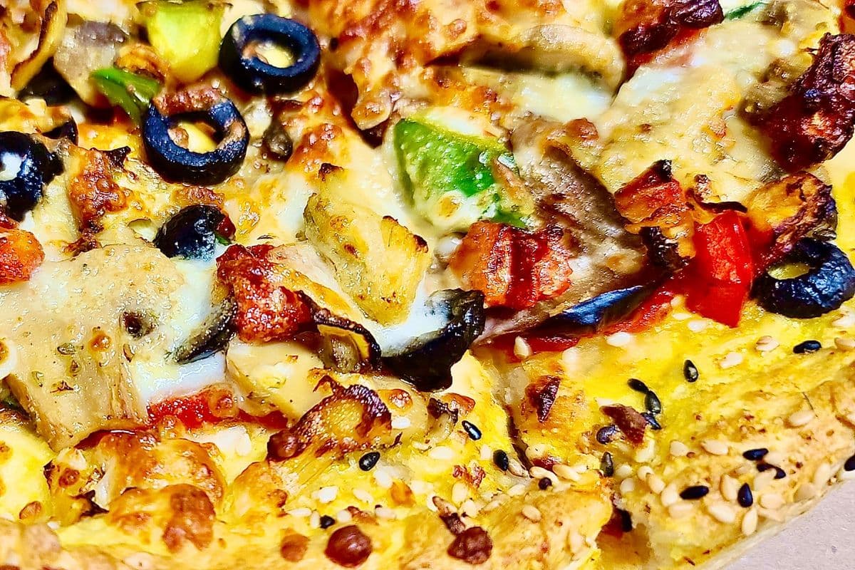 Medium 24. Mediterranean Pizza
