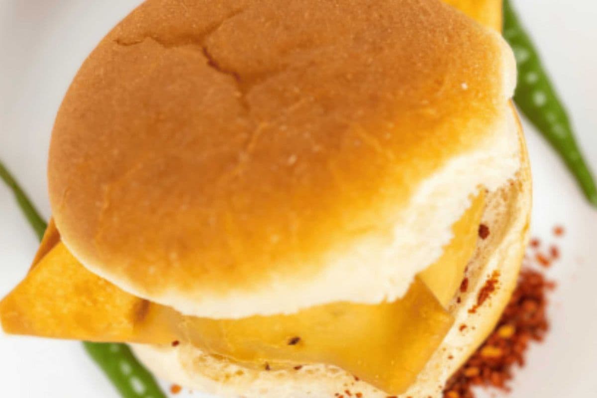 Samosa Pav + Beverage