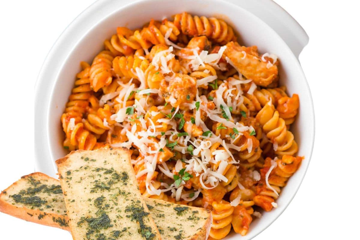 ROSSA SOUSE CHICKEN, FUSILLI , fresh garlic ,onion ,mushroom(garlic bread)