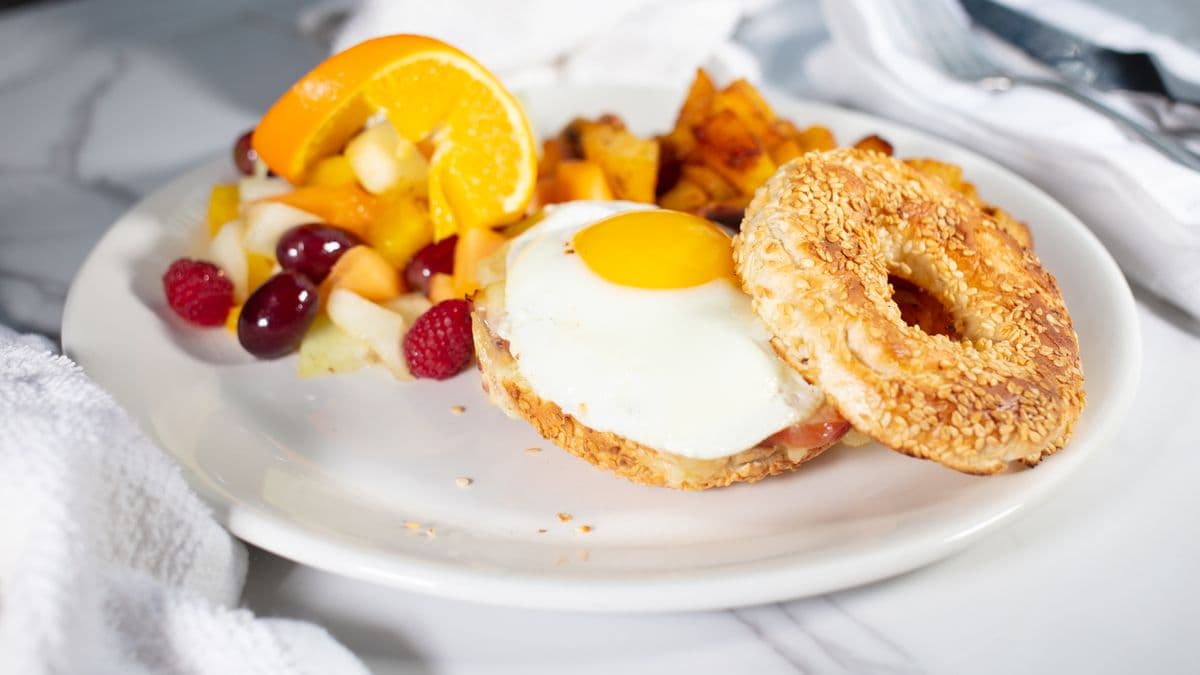 Bagel oeuf, viande et fromage / Bagel with Egg, Meat and Cheese