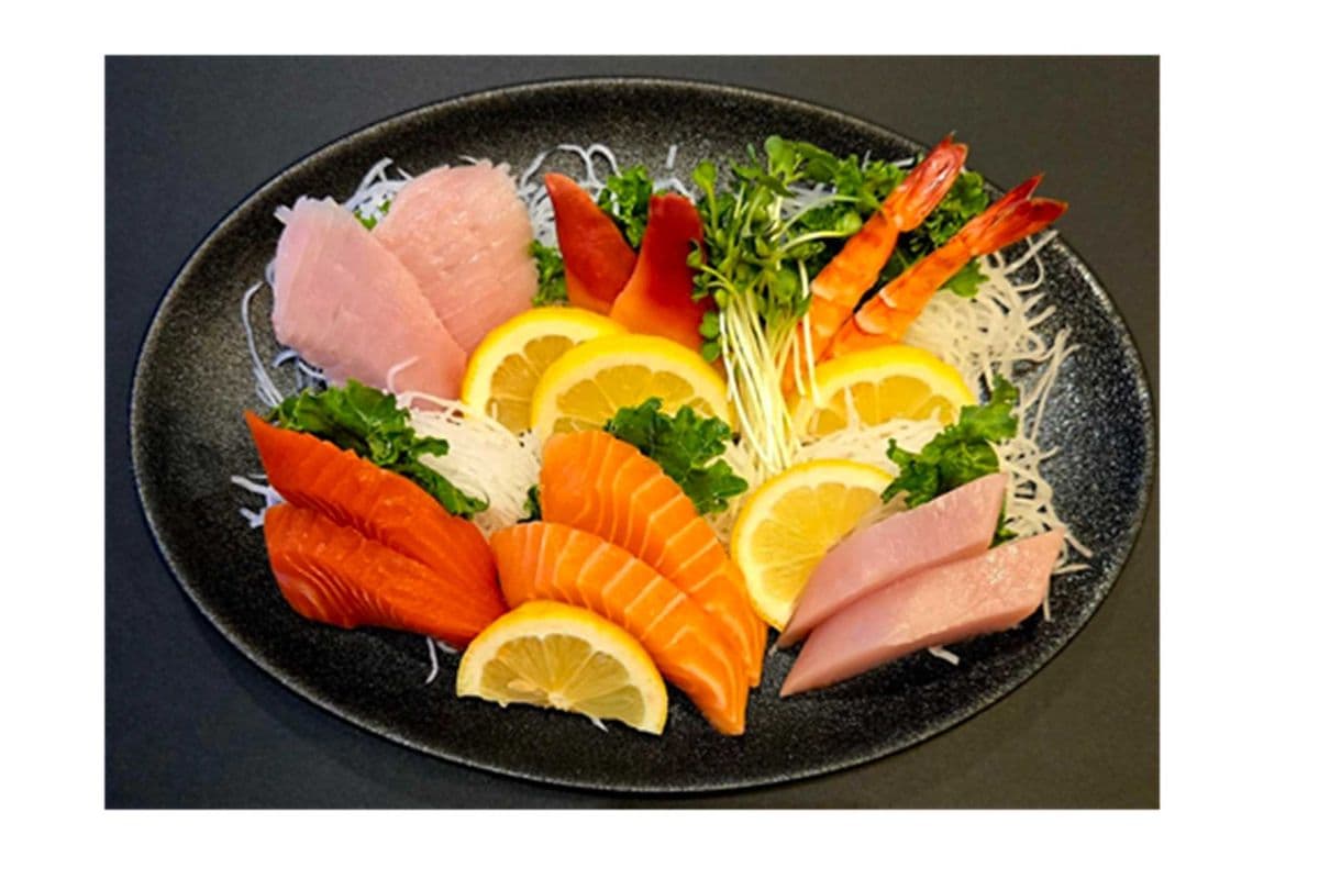 Assorted sashimi (12pcs)