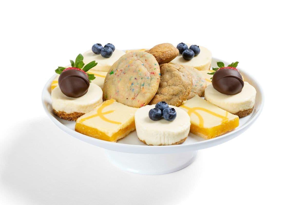 Plateau Barres au Citron, Cheesecakes et Cookies / Lemon Bar, Cheesecake, & Cookie Platter