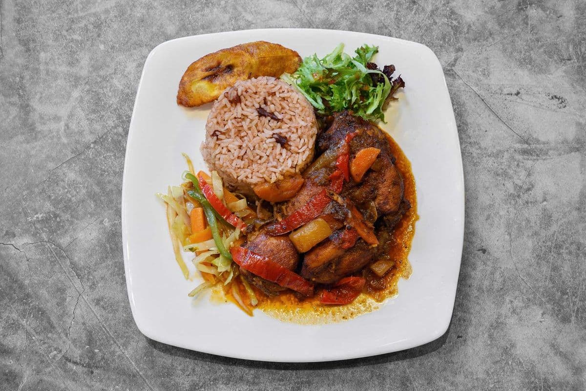 Repas de poulet mijoté / Stewed Chicken Meal
