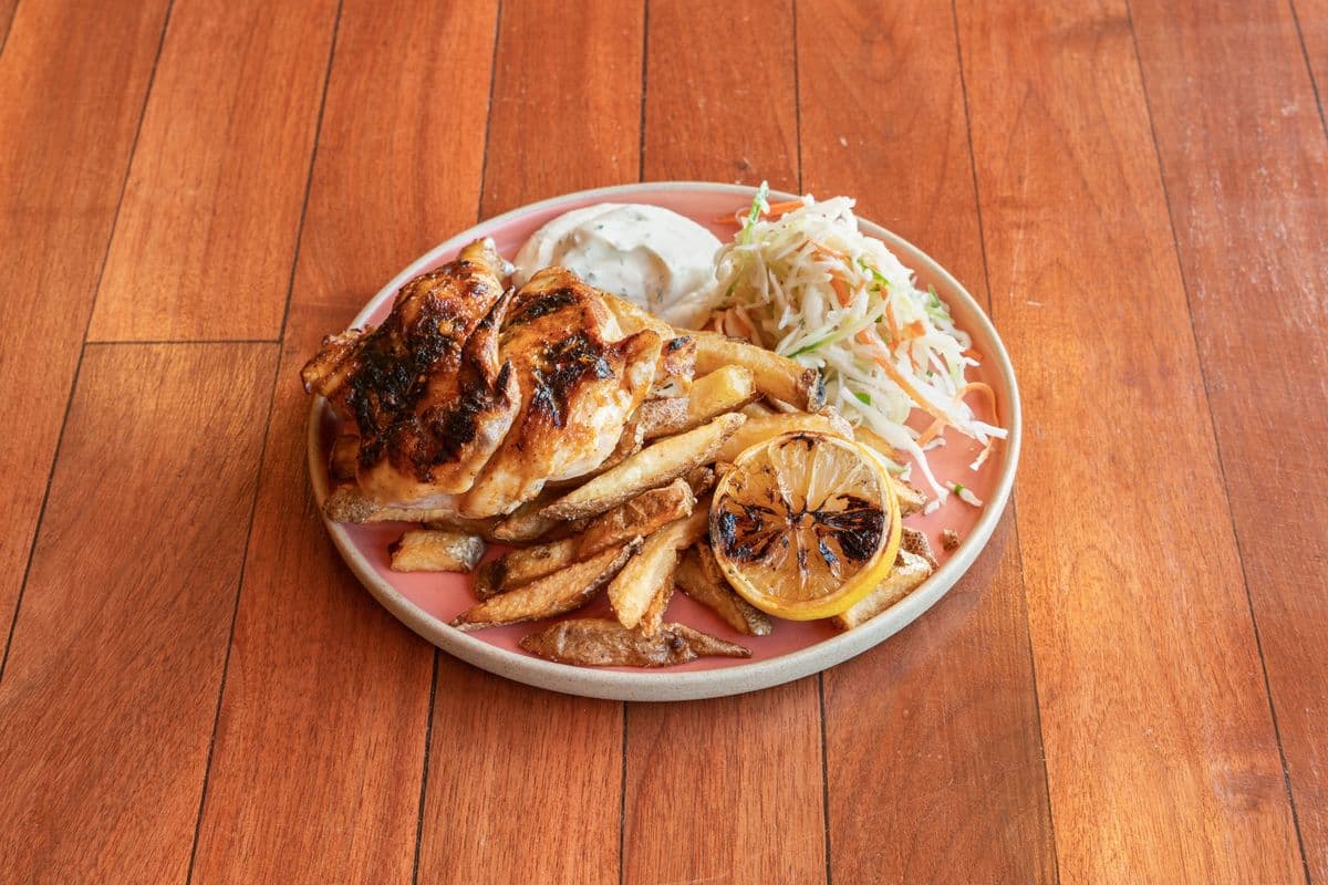 Poulet de Cornouaille entier grillé, frites, salade de choux et sauce ranch / Grilled whole Cornish Hen with fries, cole slaw and ranch sauce