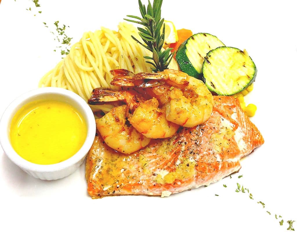 Baked Salmon and Prawns with Champagne Sauce 香檳三文魚伴蒜香大蝦