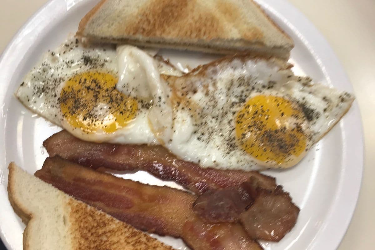 Déjeunés 2 oeufs bacon rôtie café