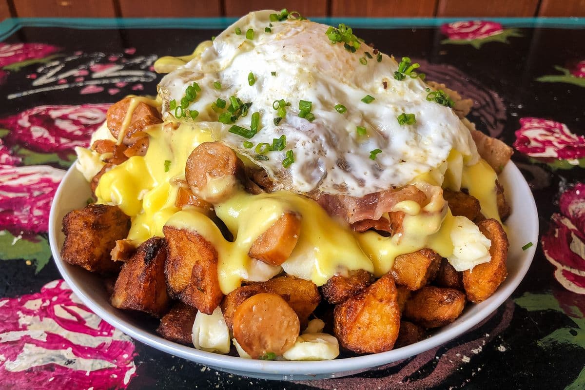 Poutine déjeuner à trois viande / Three Meat Breakfast Poutine