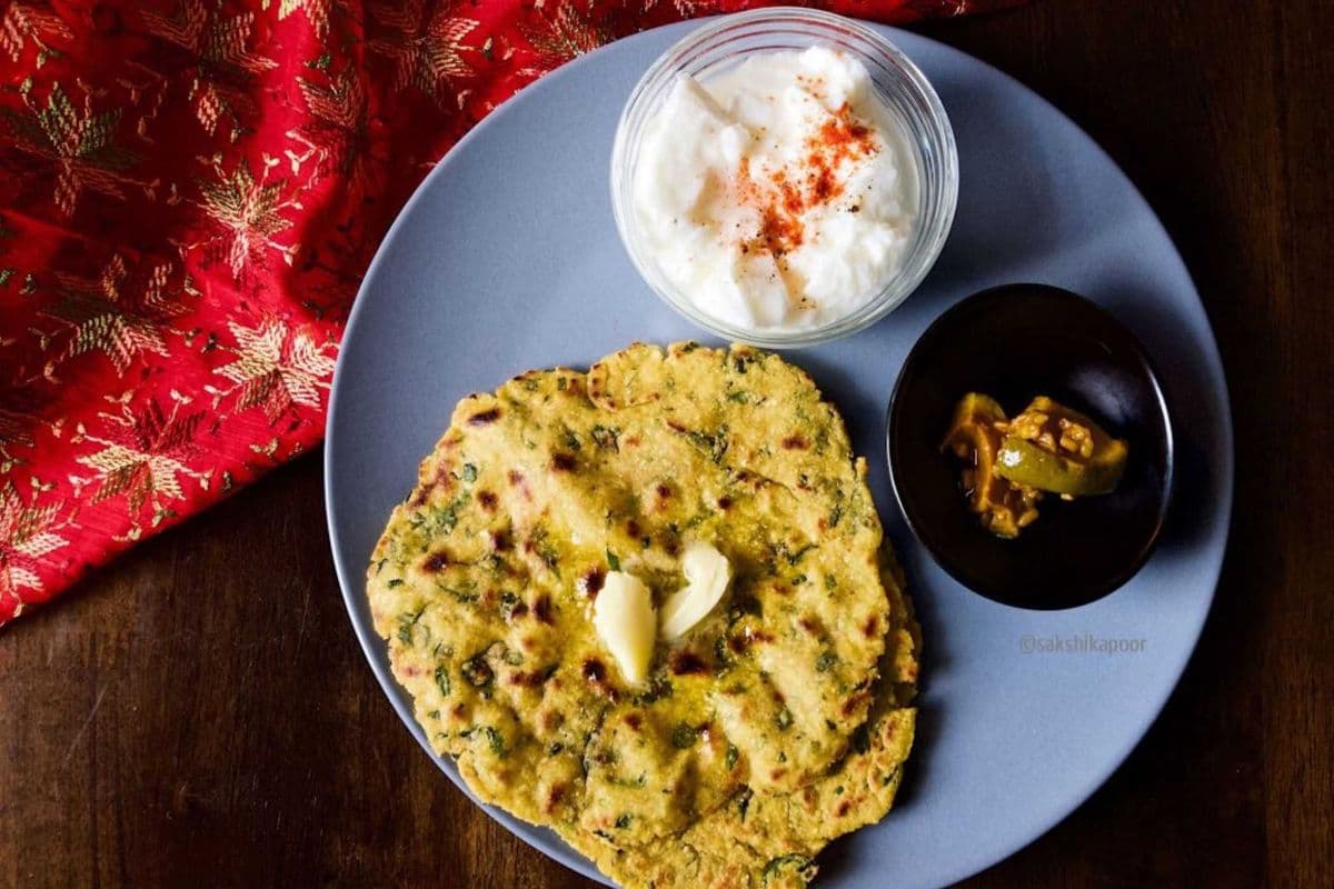 (2pc) methi makki roti with dahi and achar