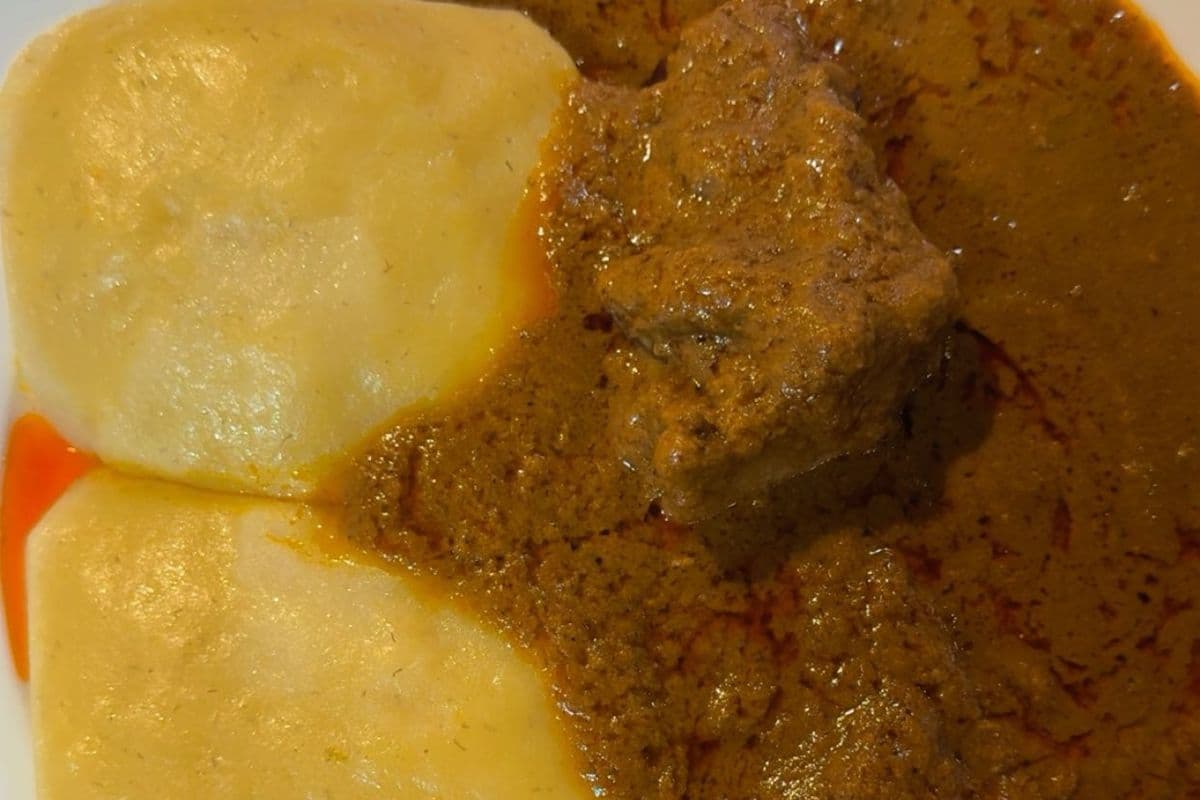 Foutou banane sauce graine/ Banana Foutou with Palm Nut Sauce