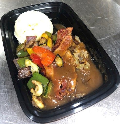 Foie de veau sauce et oignons, purée et légumes
