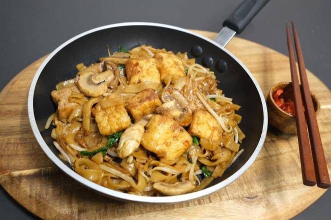 Vegan Kwetiau Goreng - Vegan Fried Flat Rice Noodles