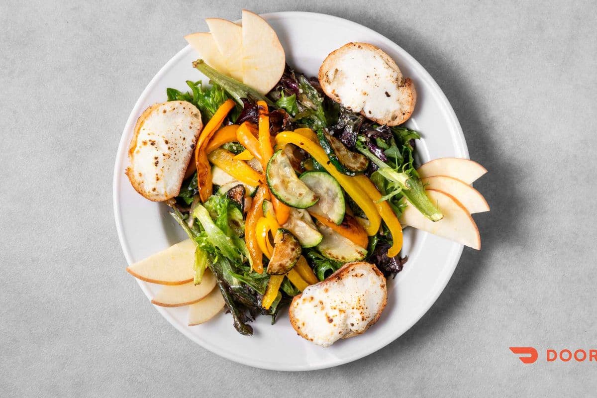 Salade tiède aux croûtons de chèvre (repas) / Warm Salad with Goat's Cheese Croutons (Meal)