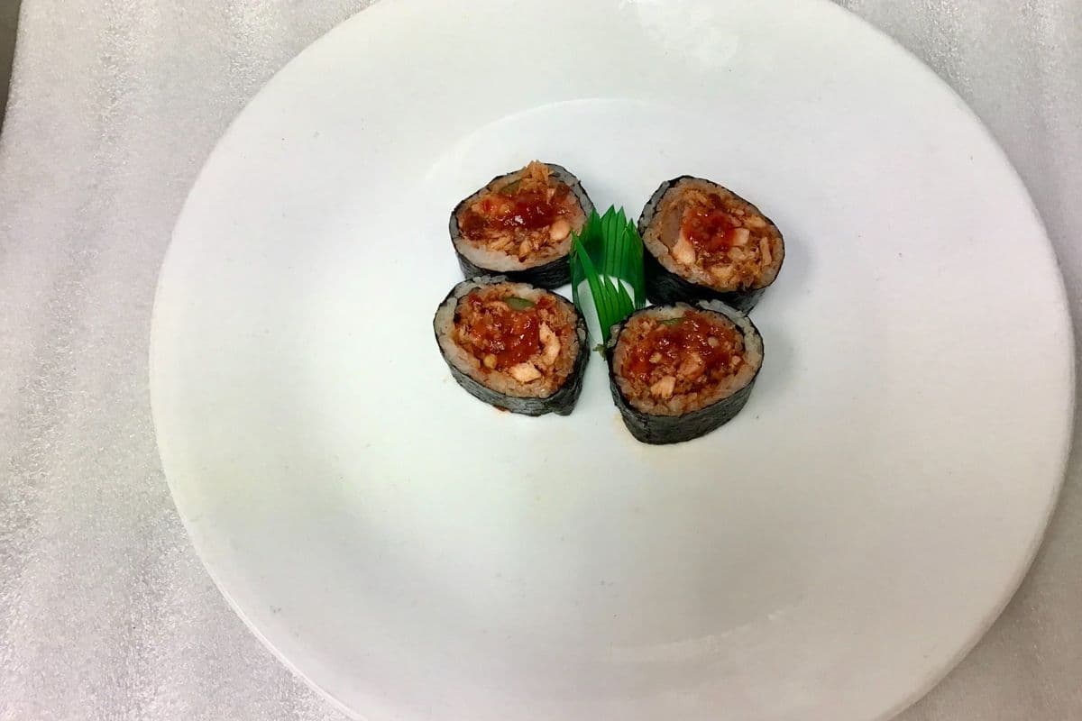 Spicy grilled salmon maki (regular size)