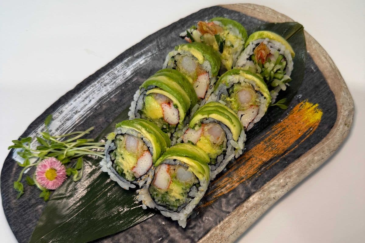 DR3. Green Dragon Roll (8 pcs) 牛油果龍卷