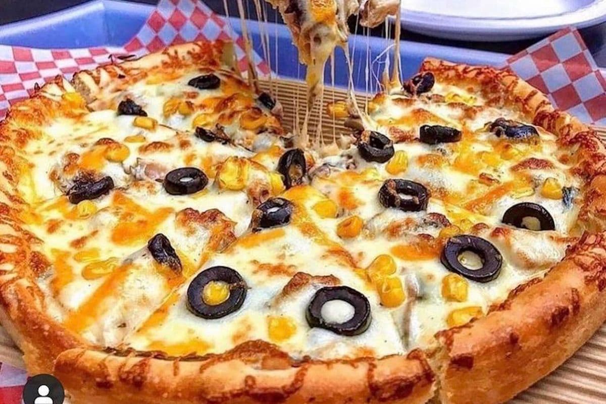 Medium Chicken Lovers Pizza