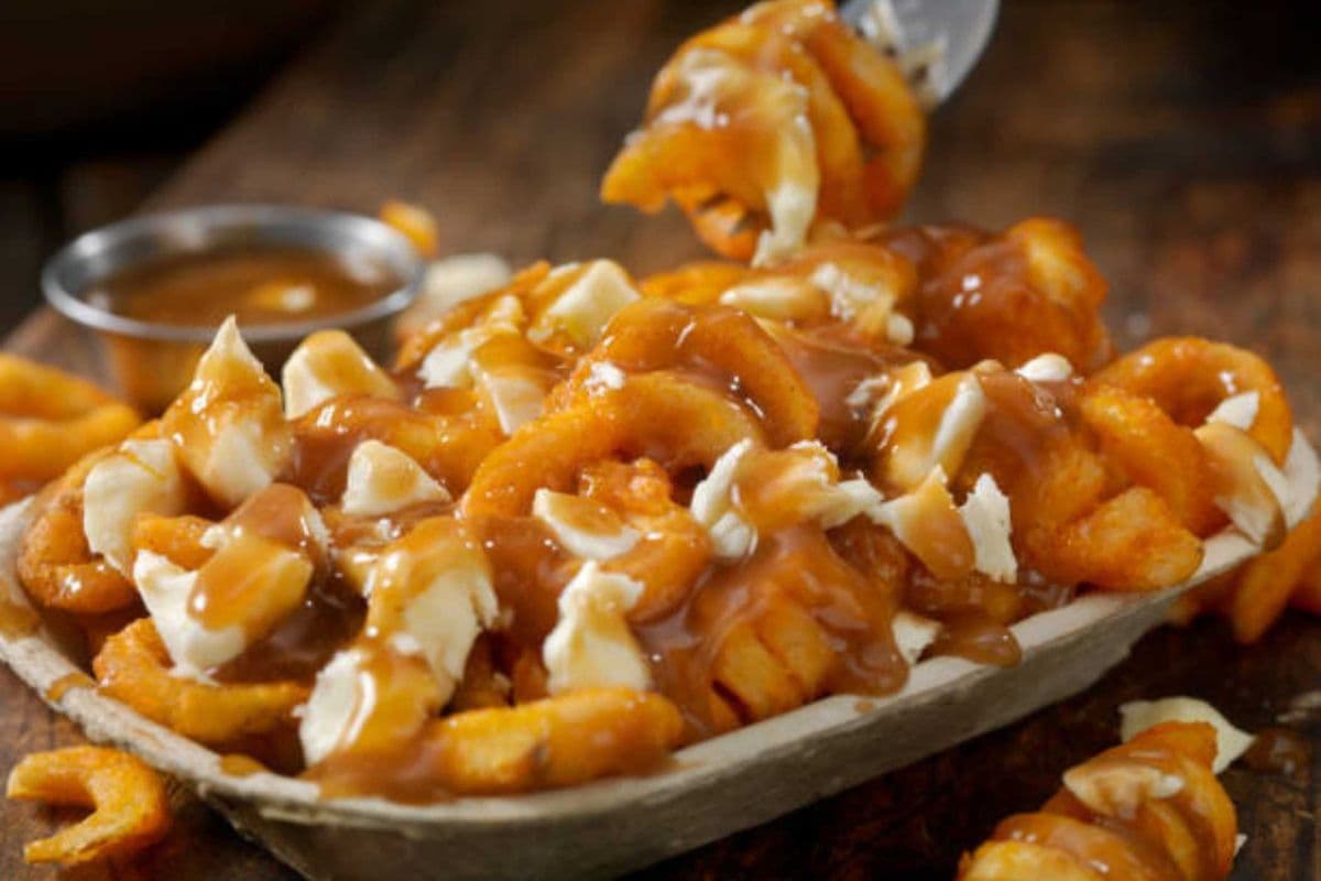 CURLY FRIES POUTINE
