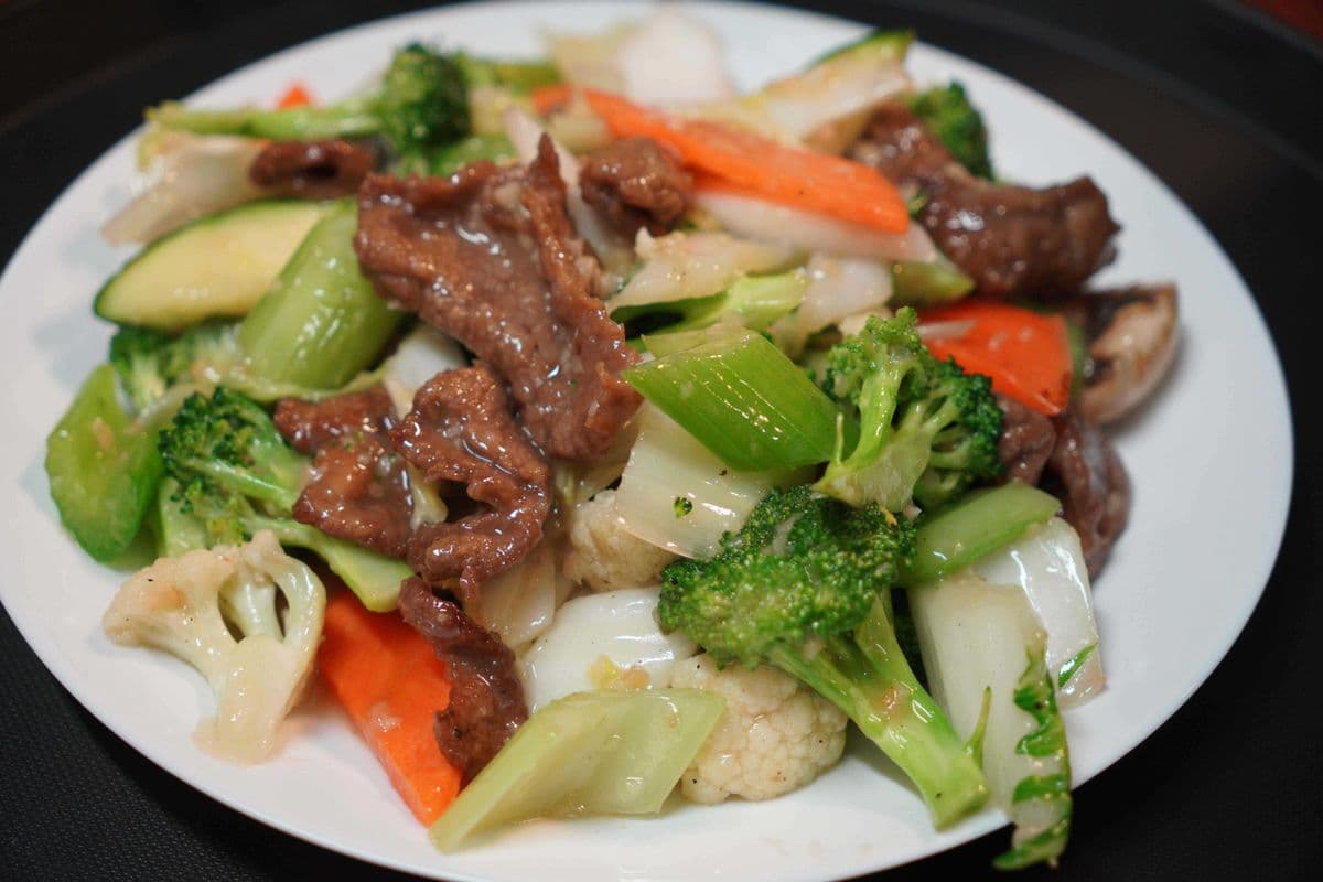 38. Sliced Beef with Mixed Vegetables 牛肉杂菜