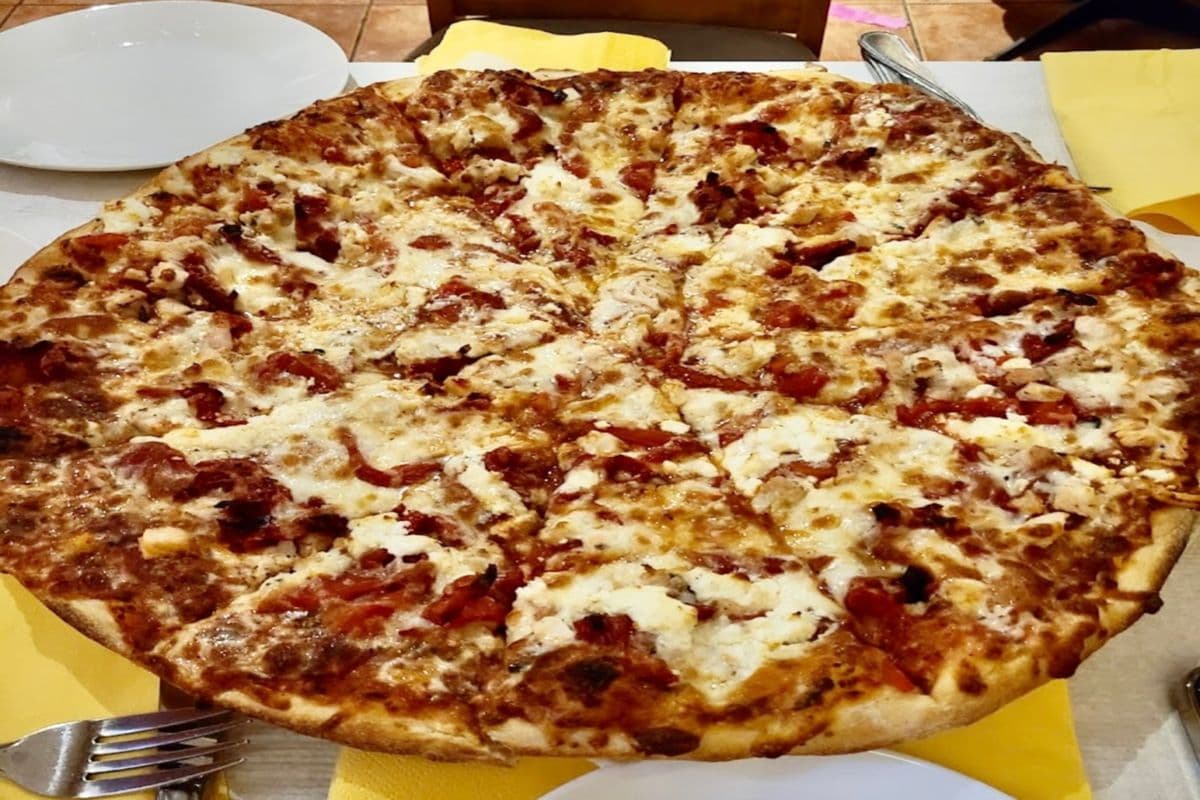 22. 18" Extra Large Pastorella Pizza