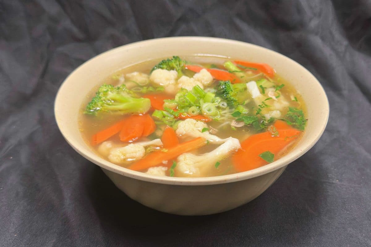 Soupe-repas aux légumes et nouilles