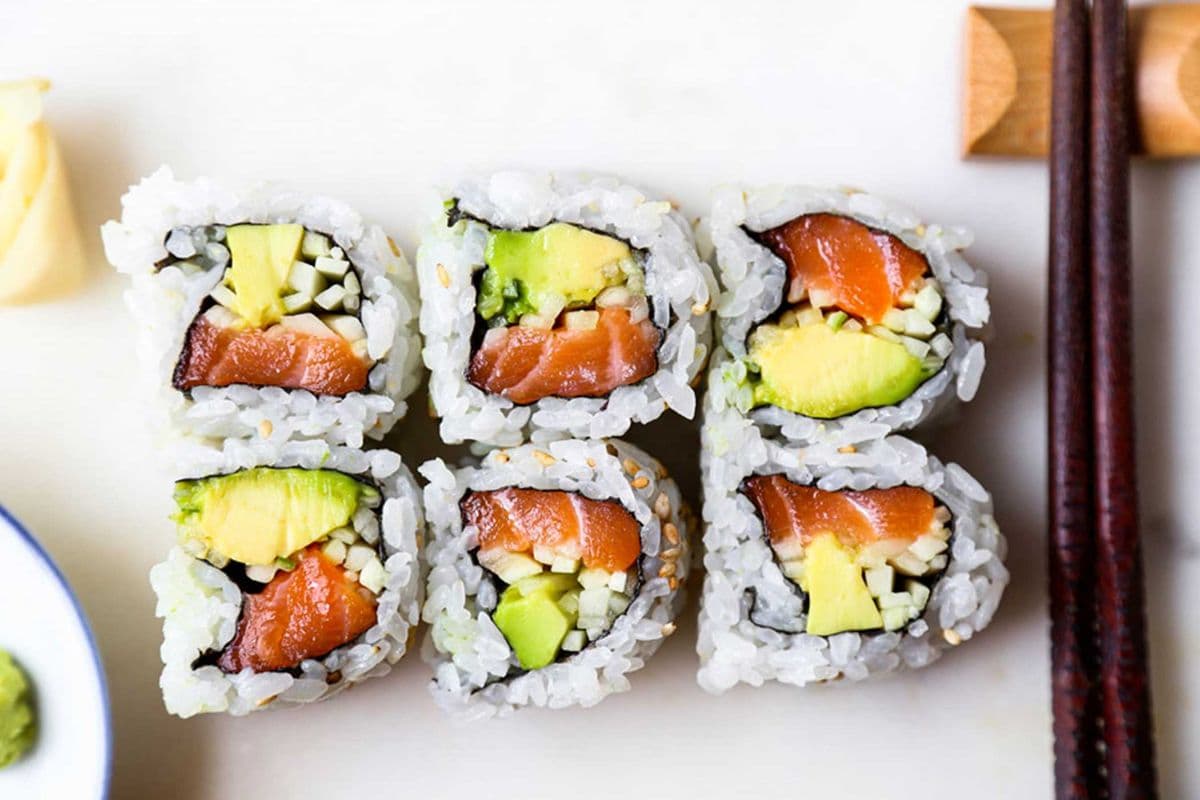 64. Salmon Avocado Maki Roll (6 pcs)