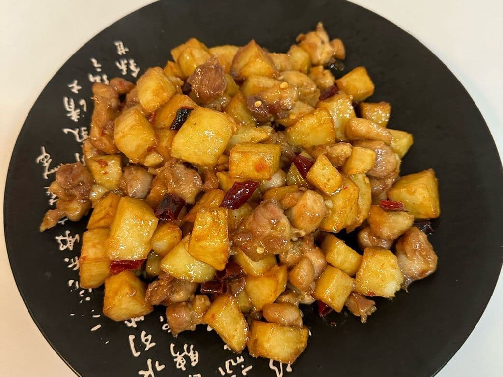 Diced Chicken in Potato Stew (土豆焖鸡丁)