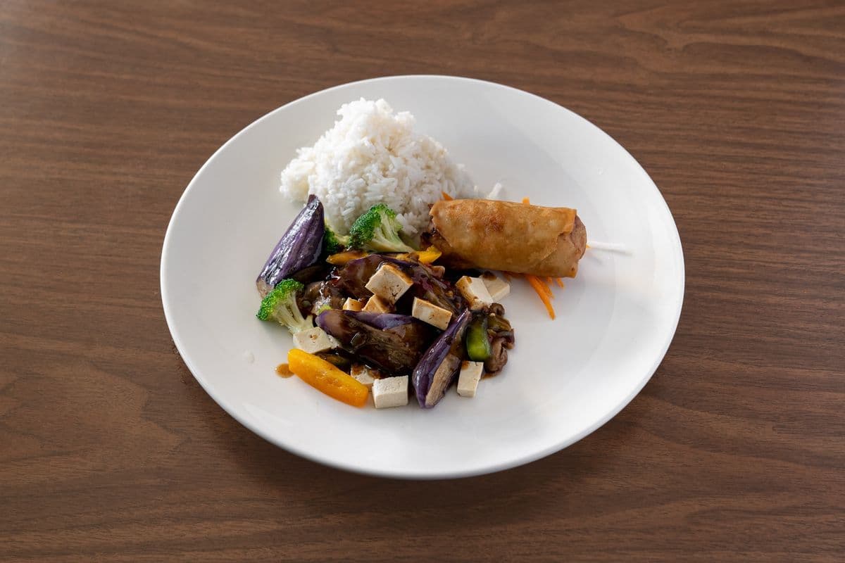 53. Aubergine sautée avec tofu et pois mange-tout / Stir-Fried Eggplant, Snow Peas, and Tofu