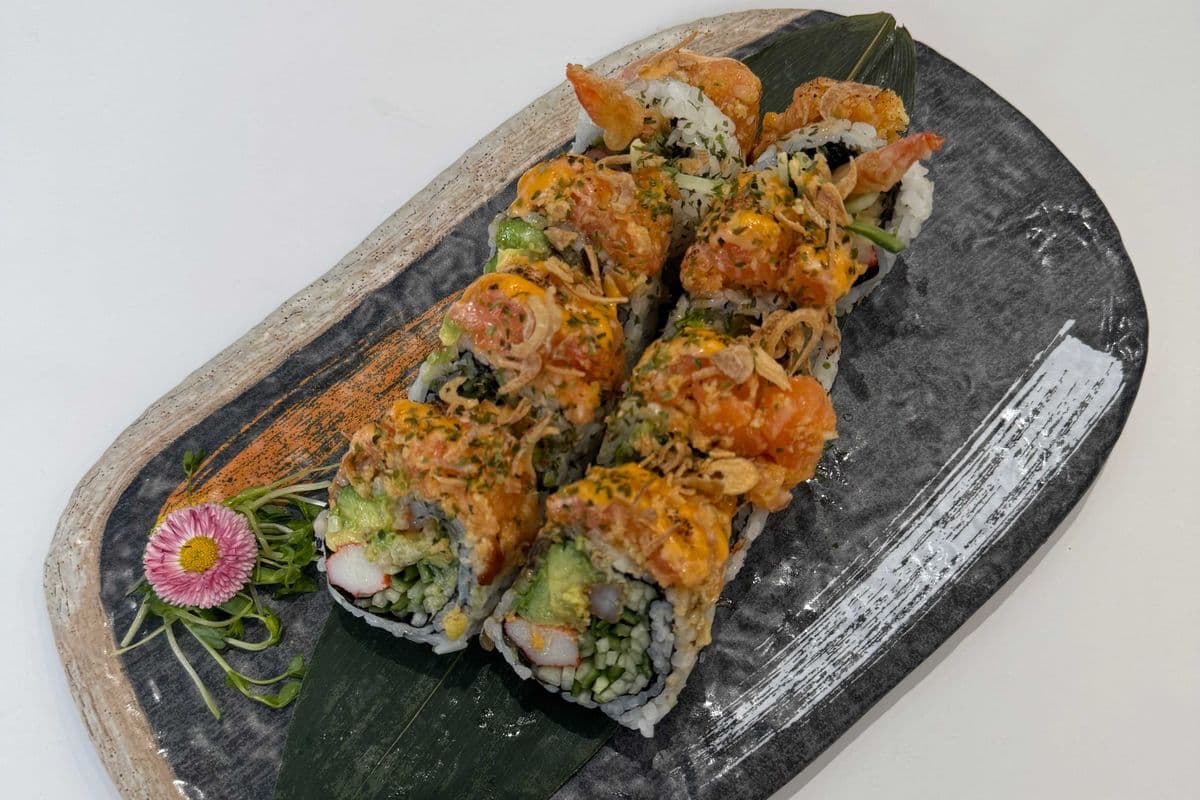 DR6. Fire Dragon Roll (8 pcs) 辣三文魚龍卷