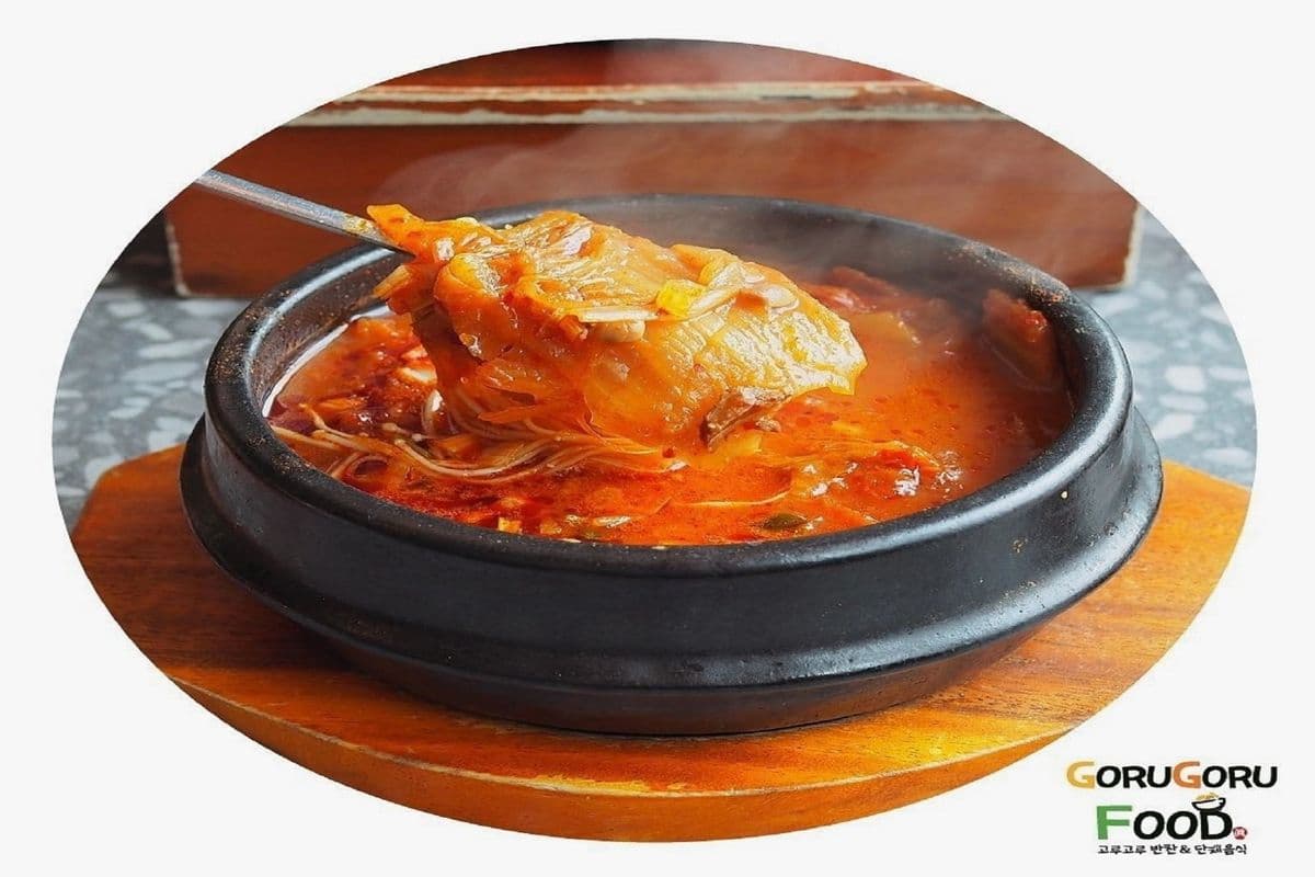 김치찌개 / Kimchi stew (Kimchi-jjigae)