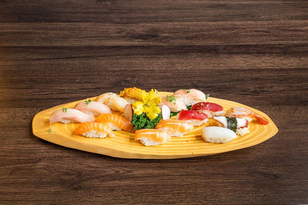 UE2. Deluxe Sushi (15 pcs) Combo