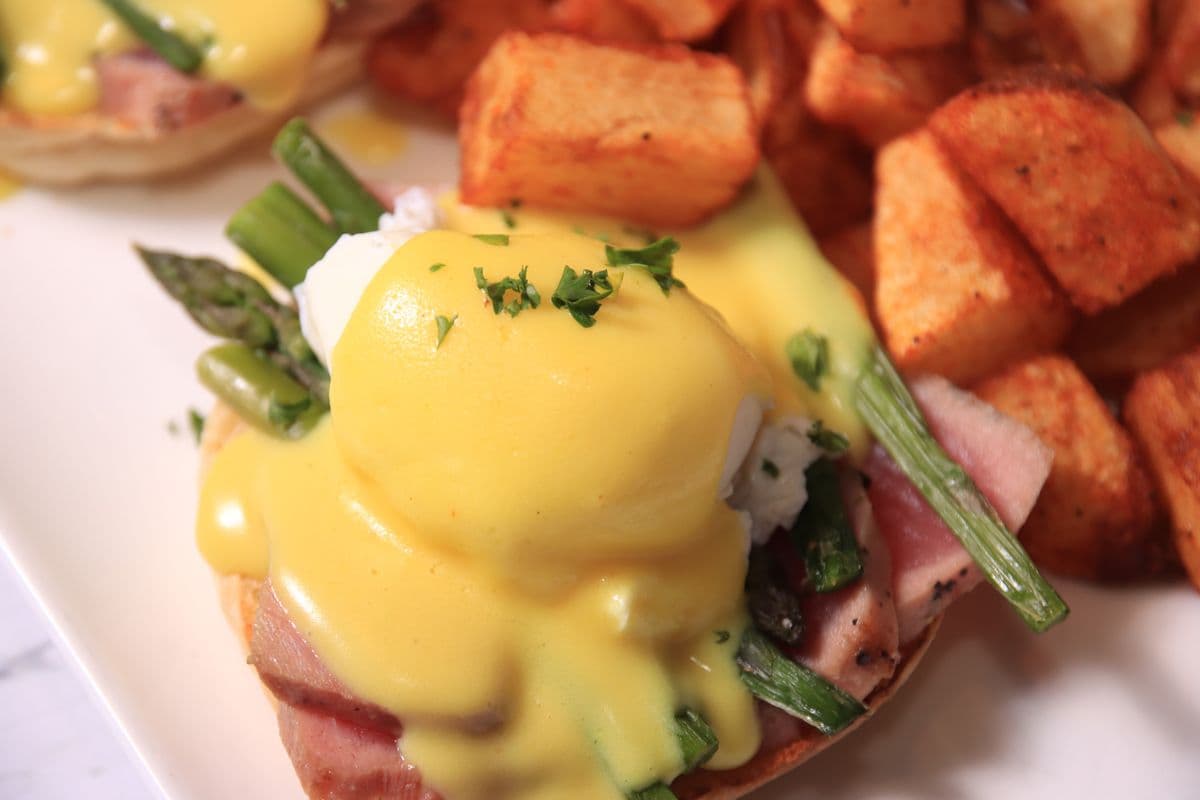 Ahi Tuna & Asparagus Benedict