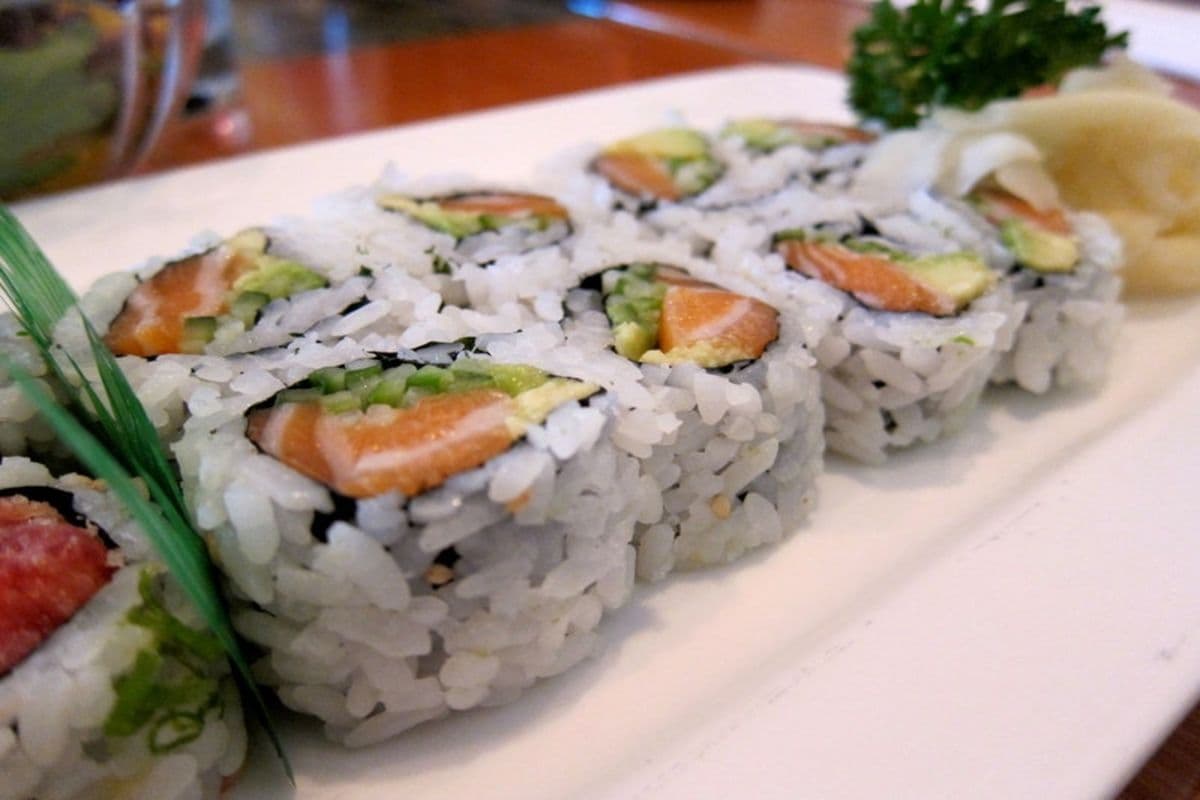 M7. Alaska Roll (Salmon or Tuna) (6 pcs)