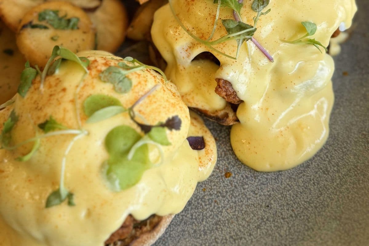 BÉNÉ AU POULET NASHVILLE - NASHVILLE CHICKEN BENNY