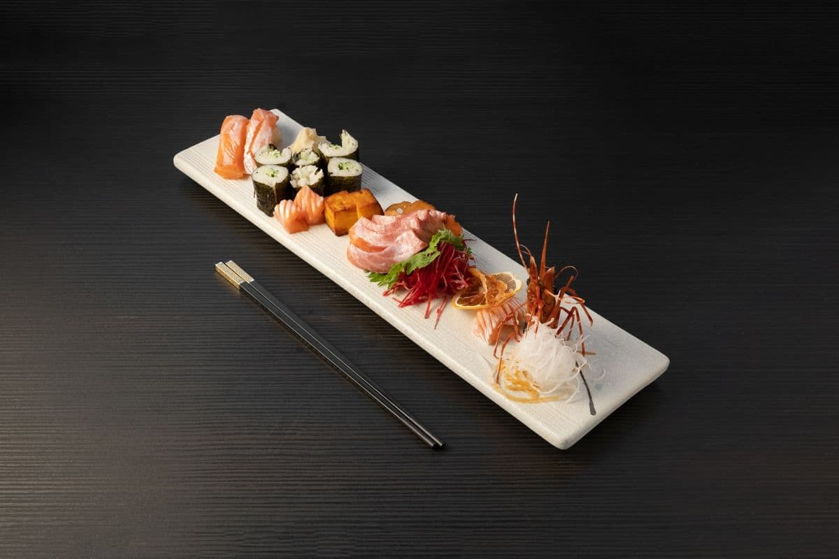 Salmon Avocado Roll (8 Pcs)