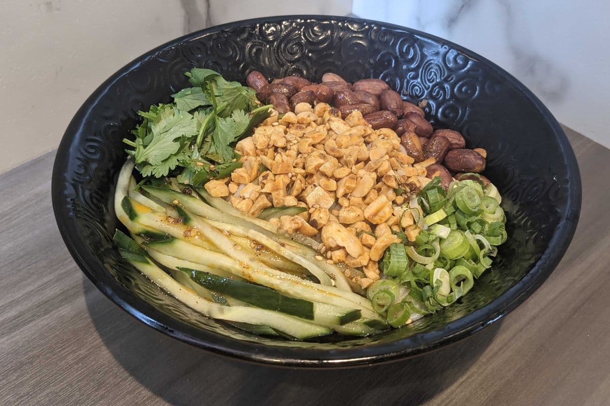 B13. Xian Rice Noodle with Hot and Sour Sauce 西安酸辣米線
