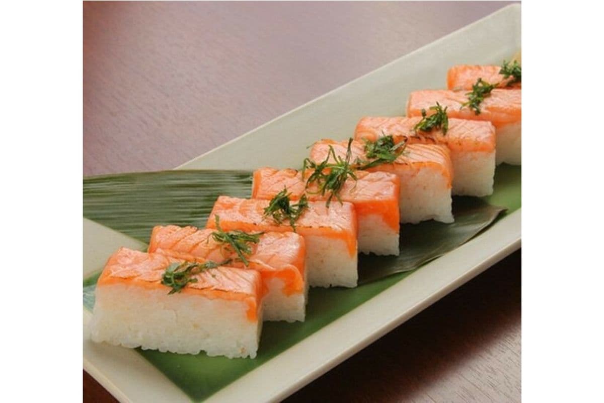 Smoked Salmon Aburi Oshi (6 pcs)