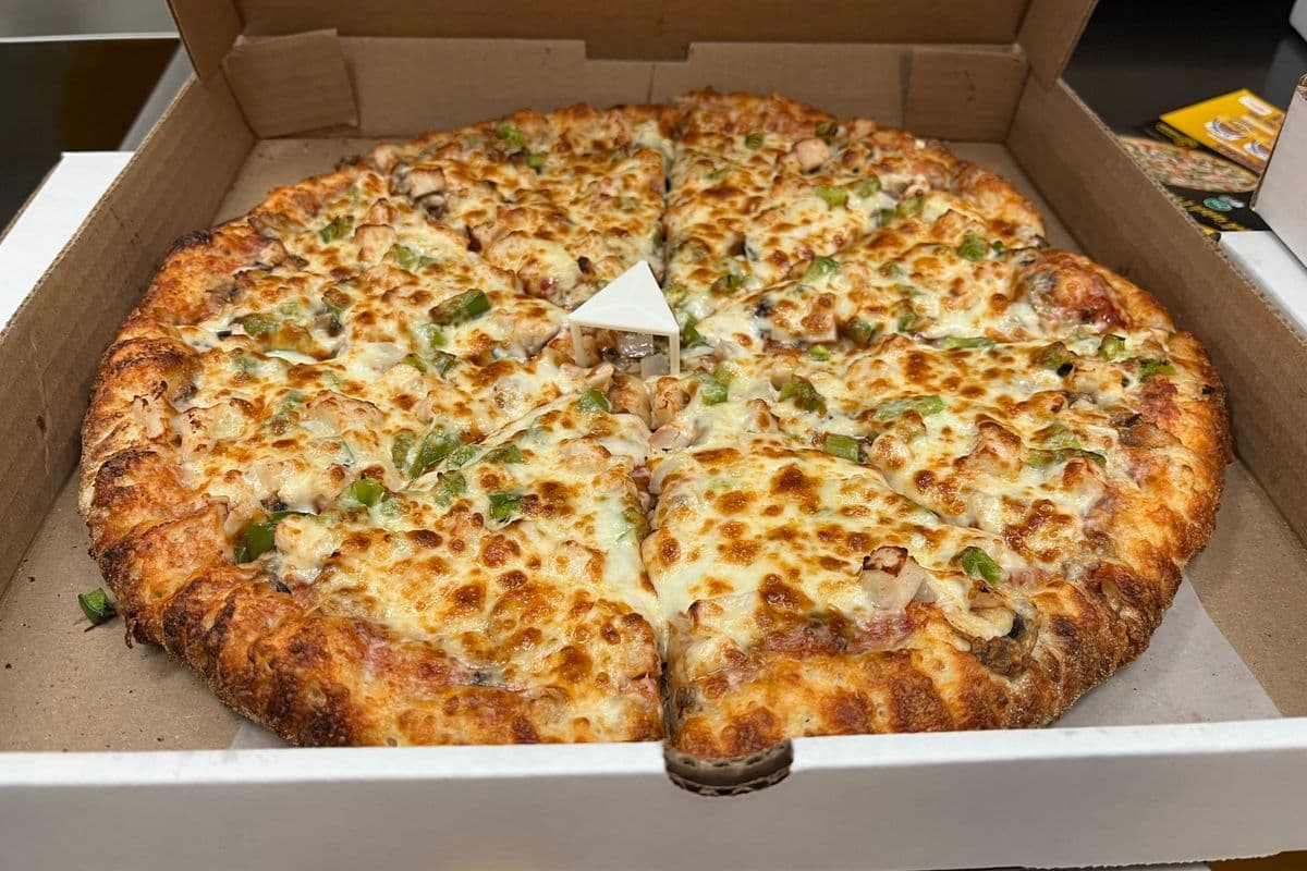 16" Chicken Deluxe/Chicken Vegie Pizza