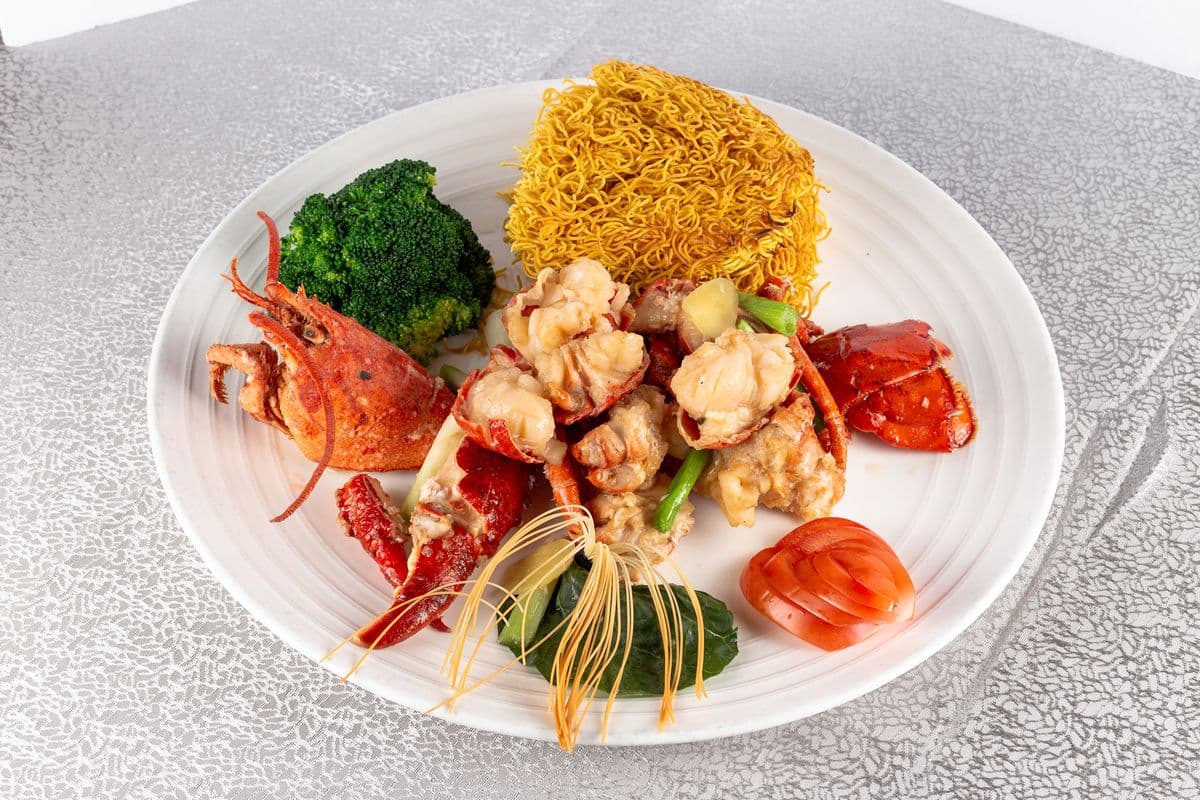 Fried Crispy Noodle with Whole Lobster in Ginger and Green Onion Sauce