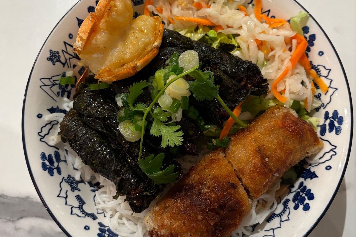 43. Bún bò lá lốt, tôm nướng, chả giò