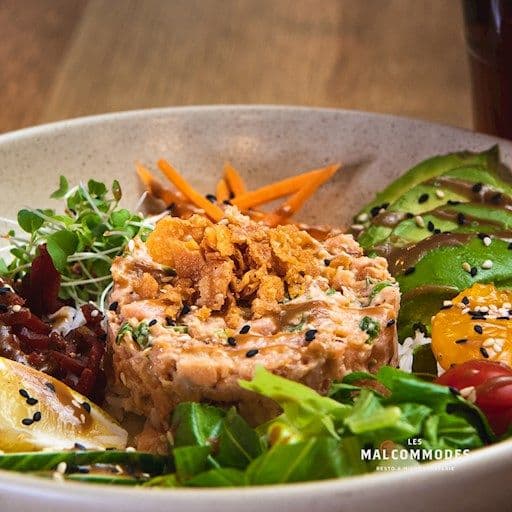 Super poké bol au saumon asiatique
