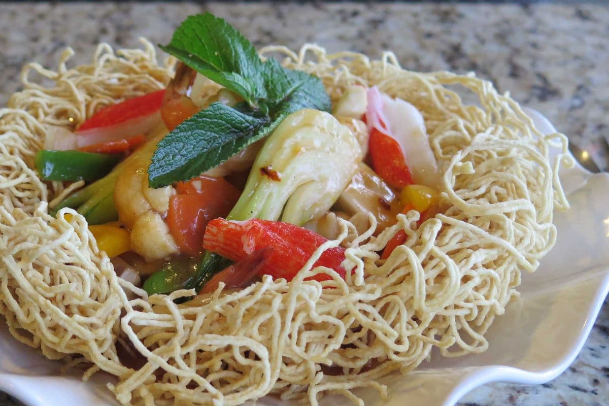 MX1. Chicken and Seafood Crispy Egg Noodles - Mi Xao Gion Thap Cam